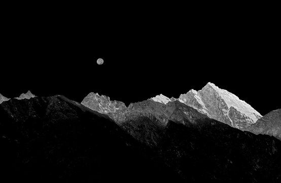 Fototapeta Rising full moon over the mountains near Lukla - Nepal (black and white)