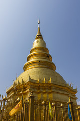 Naklejka premium Wat Phra That Hariphunchai, Pagoda in Lamphun Thailand