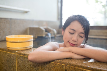 Obraz na płótnie Canvas Woman enjoy hot springs in Japanese onsen