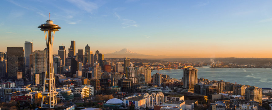 Seattle Skyline at Sunset with Space needle © Tommy
