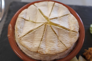 Fototapeta na wymiar Camembert rôti au four