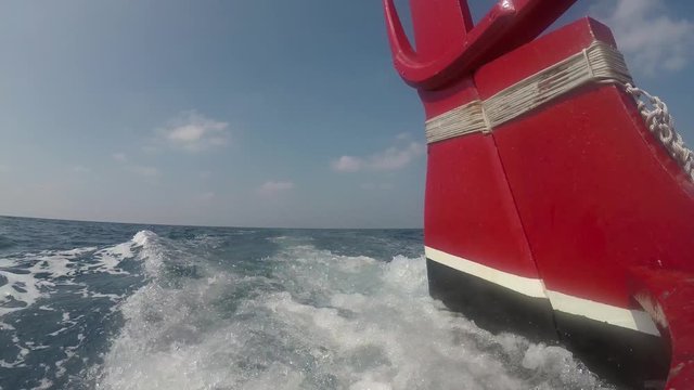 eine Bootsfahrt mit einem typischen maledivischem Boot, dem Dhoni