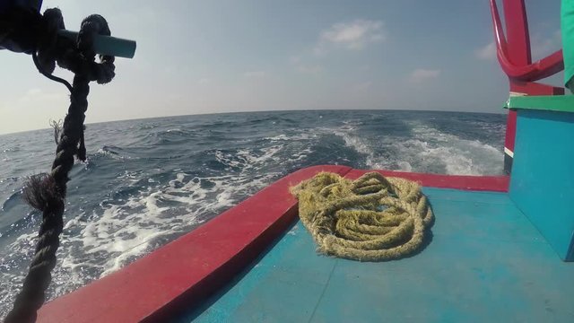 eine Bootsfahrt mit einem typischen maledivischem Boot, dem Dhoni