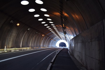 シェルター ／ 山形県庄内地方の海岸道路で、シェルターを撮影した写真です。すぐ横が海なので、風や波除けの役目を果たします。また冬期間は、雪から防護するために設置されたシェルターです。