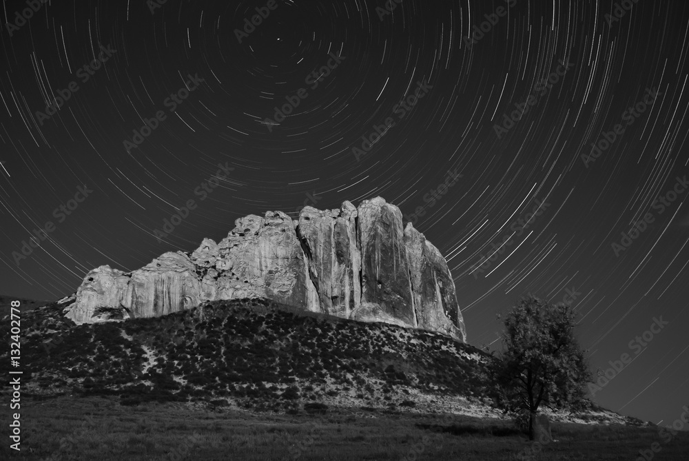 Wall mural bw mountaine and startrails in sky