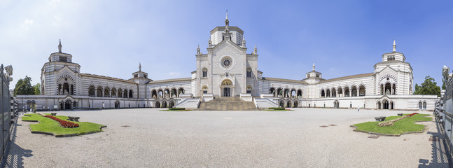 Vista panoramica della facciata d'ingresso del Cimitero Monumentale di Milano