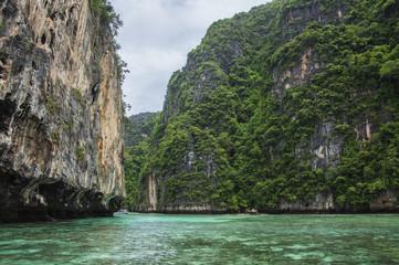 Fototapeta premium Beautiful rocks mountain and crystal clear sea at Krabi, Thailand 
