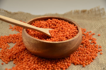 Ahşap kasede kırmızı Mercimek