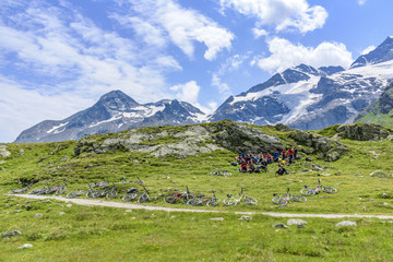 Fototapeta premium Rastplatz für Radsportler in hochalpiner Region