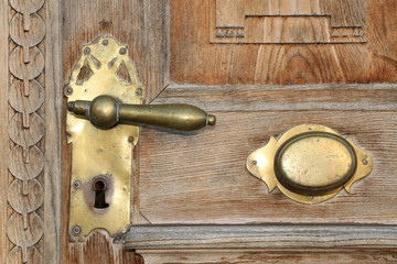 Fototapeta premium Old wooden door, alte Türe mit dekorativen Metallbeschlägen