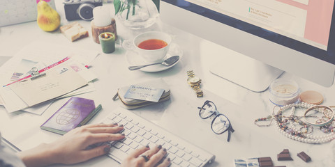 Online Shopping Sale Discount Promotion Shopaholic Concept