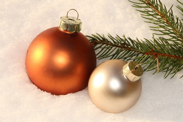 White Christmas, Weiße Weihnachten, zwei Christbaumkugeln im Schnee mit Tannenreisig