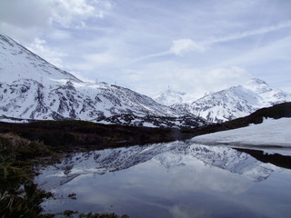 Fototapeta na wymiar See am Simplonpass in erschneiter Landschaft