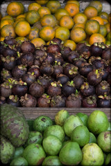 Тропические фрукты на рынке в Индонезии