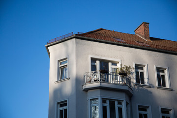 Fototapeta na wymiar Altbau mit Balkon
