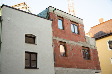 Neues Haus wird an altes Haus drangebaut