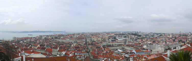 Fototapeta na wymiar Portogallo, 01/04/2012: skyline di Lisbona con vista sui tetti rossi e i palazzi della Città Vecchia