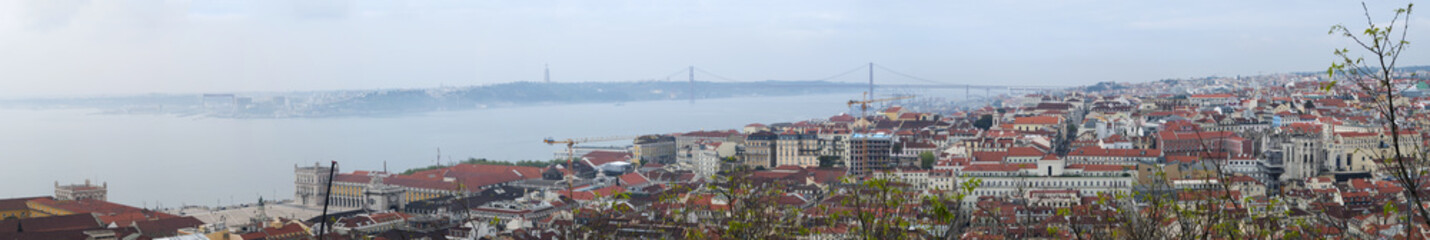 Portogallo, 01/04/2012: skyline di Lisbona con vista sui tetti rossi e i palazzi della Città Vecchia