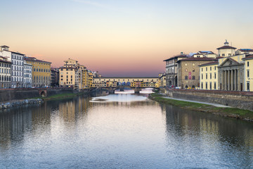 Fototapeta na wymiar Vista panoramica di Ponte Vecchio al crepuscolo rosa visto da ponte alle Grazie
