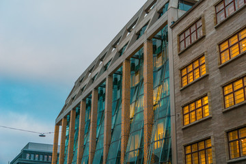 Obraz premium shopping mall and office building on a cloudy day