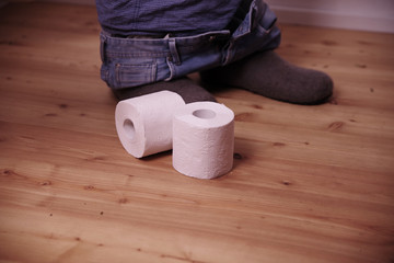 Mann auf der Toilette, Stuhlgang