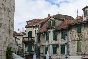 Fototapeta na wymiar Split dio starog grada zgrade sa griljama
