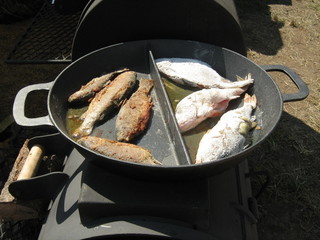 Smażone ryby na patelnii