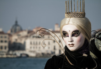 Regard langoureux, élégance, raffinement et beauté, costume et masque vénitien durant le Carnaval de Venise en Italie