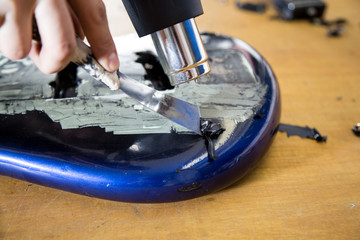 Lutnik pracuje nad instrumentem 