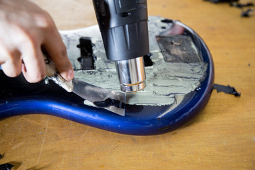 Lutnik naprawia gitarę 