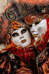 Couple masqué et costumé, élégance, raffinement et beauté, costume et masque vénitien durant le Carnaval de Venise en Italie