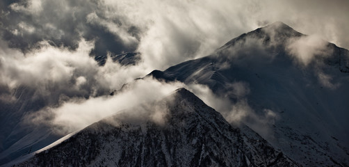 Fototapeta premium Kaukaz - Gruzja w zimowej szacie. Caucassus mountains in Georgia.