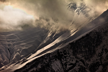 Kaukaz - Gruzja w zimowej szacie. Caucassus mountains in Georgia. © rogozinski