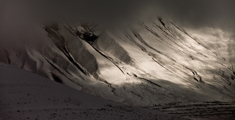 Kaukaz - Gruzja w zimowej szacie. Caucassus mountains in Georgia. © rogozinski