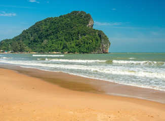 Fototapeta premium red sand and the rock like a heart
