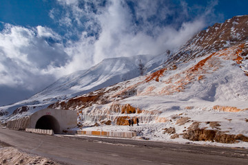 Kaukaz - Gruzja w zimowej szacie. Caucassus mountains in Georgia. © rogozinski
