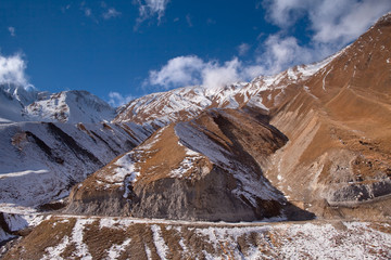 Kaukaz - Gruzja w zimowej szacie. Caucassus mountains in Georgia. © rogozinski