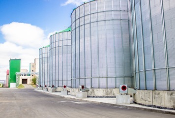 Storage tanks for grain and oil products
