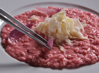 Preparando risotto de remolacha con queso.