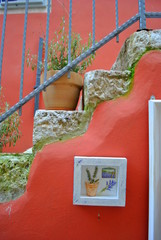 Czerwona ściana i kamienne schody
