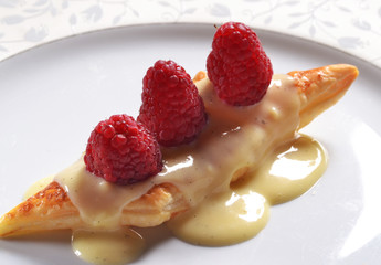 Pastel relleno con crema de vainilla y moras.