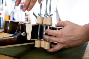 Naprawianie gitary w pracowni lutniczej  