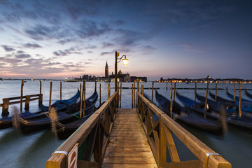 Die Gondeln von Venedig am Markusplatz mit Blick auf die Insel San Giorgio