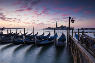 Die Gondeln von Venedig am Markusplatz mit Blick auf die Insel San Giorgio