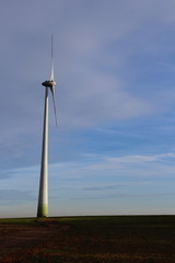 Fototapeta na wymiar wind turbine on a field