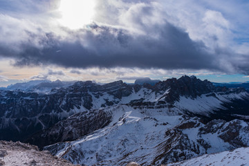 Fototapeta premium Villnösser Spitzen Geisler Gruppe Dolomiten im Gegenlicht