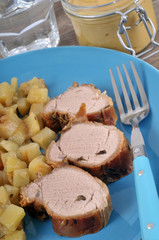 Tranches de rôti de porc avec des pommes de terre en cubes