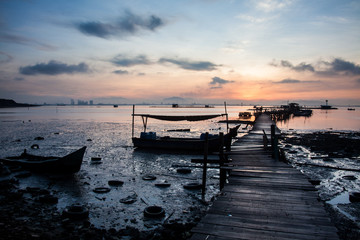 Obraz premium Wooden bridge sunrise for background