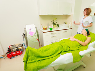 Obraz premium Woman waiting for therapy in beautician