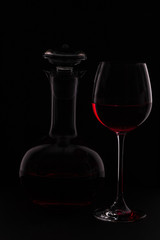 Rotweinkaraffe und Rotweinglas als Kontur